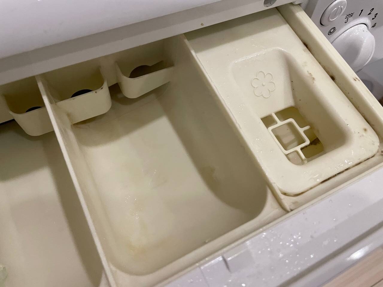 Отмыть отсек для порошка в стиральной машине. Отсек для порошка в стиральной машине. Отсек для полоскания в стиральной машине фото. Как очистить отсек для порошка в стиральной машине. Насыпаем порошок в машинку.