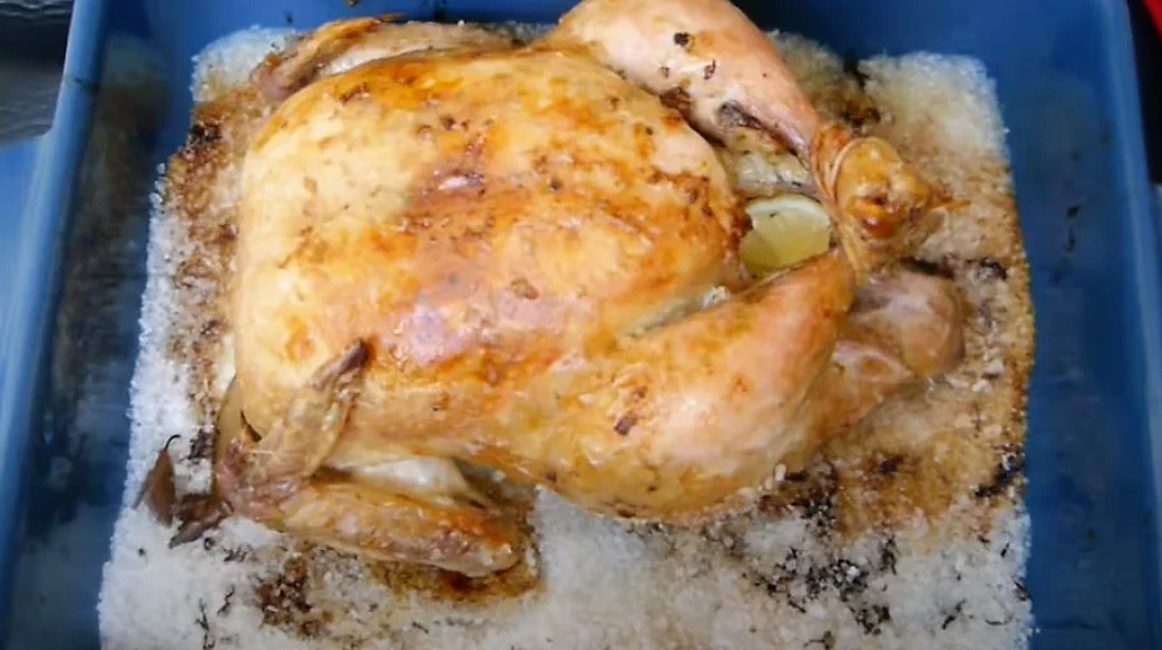 Курица на солевой подушке в духовке. Курица на соли в духовке целиком. Курица в духовке на соли целиком с хрустящей корочкой. Курица на подушке из соли.